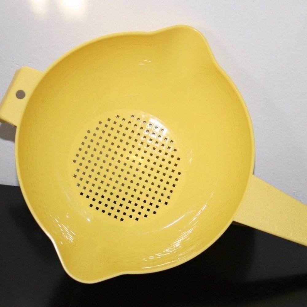 Tupperware 2 Liters colander Parrot Yellow New